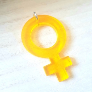 Hänge feminist i plexiglas, gul